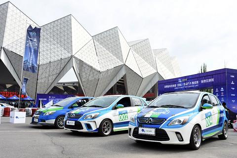 環(huán)青海湖電動(dòng)汽車(chē)挑戰(zhàn)賽新增場(chǎng)地競(jìng)速賽，潘曉婷漂移甩尾輕松奪魁